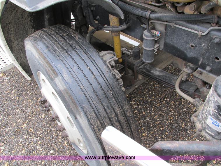 image for item I4239 2006 Freightliner Columbia 120 semi truck