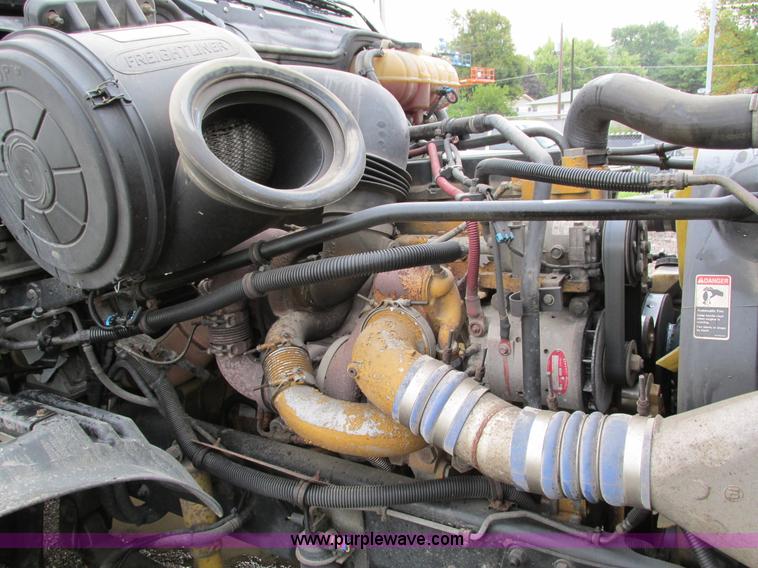 image for item I4239 2006 Freightliner Columbia 120 semi truck