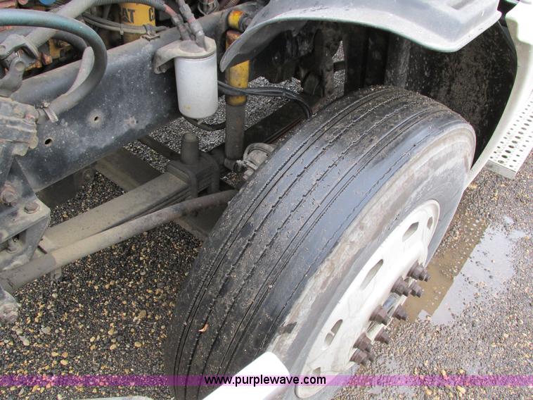 image for item I4239 2006 Freightliner Columbia 120 semi truck