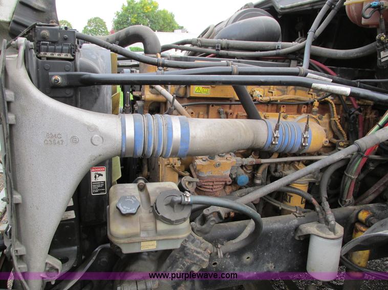 image for item I4239 2006 Freightliner Columbia 120 semi truck