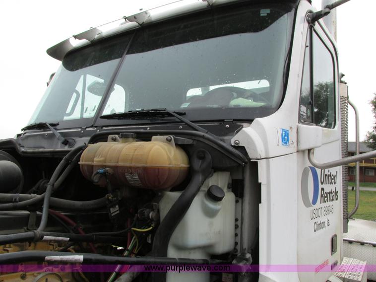 image for item I4239 2006 Freightliner Columbia 120 semi truck