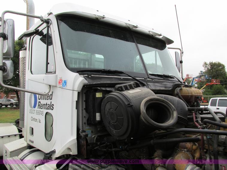 image for item I4239 2006 Freightliner Columbia 120 semi truck