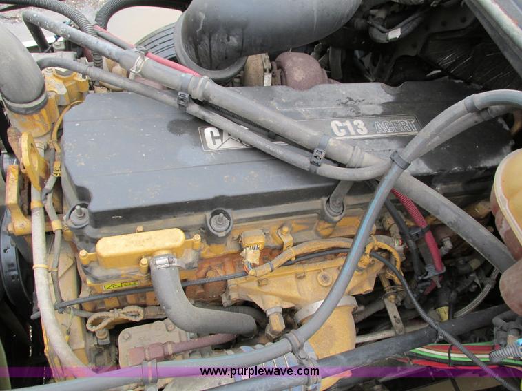 image for item I4239 2006 Freightliner Columbia 120 semi truck