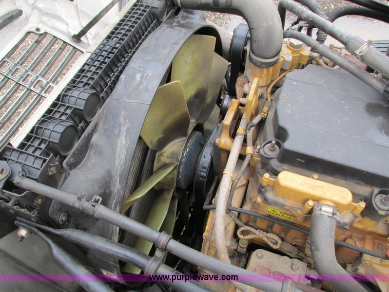 image for item I4239 2006 Freightliner Columbia 120 semi truck