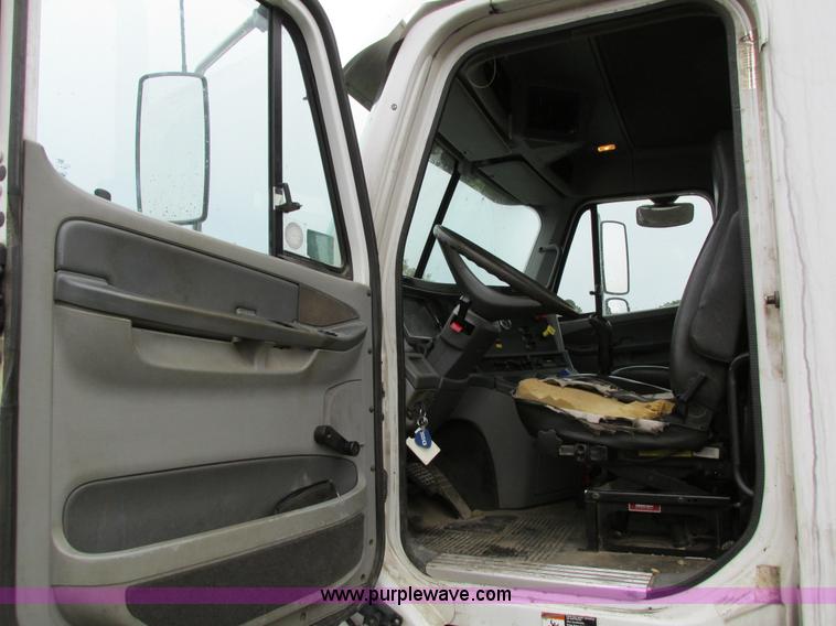 image for item I4239 2006 Freightliner Columbia 120 semi truck