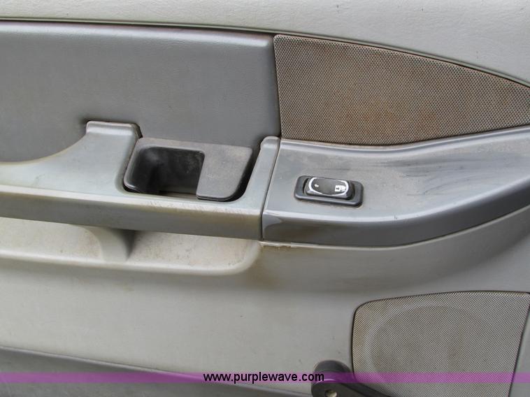 image for item I4239 2006 Freightliner Columbia 120 semi truck