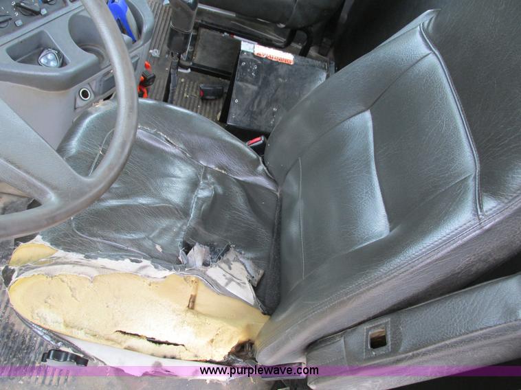 image for item I4239 2006 Freightliner Columbia 120 semi truck