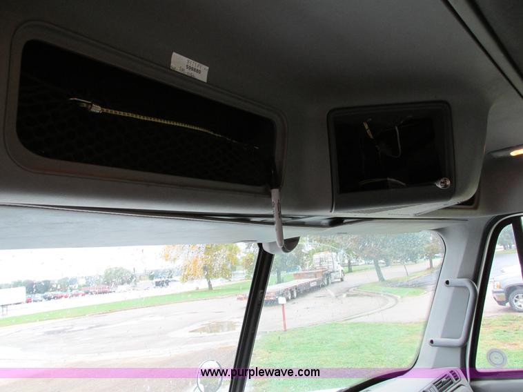 image for item I4239 2006 Freightliner Columbia 120 semi truck