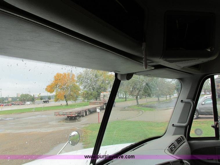 image for item I4239 2006 Freightliner Columbia 120 semi truck