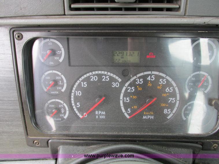 image for item I4239 2006 Freightliner Columbia 120 semi truck