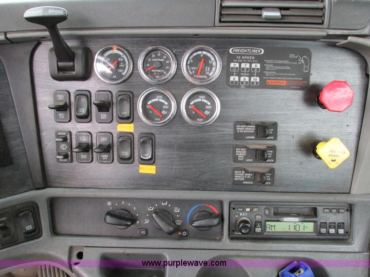 image for item I4239 2006 Freightliner Columbia 120 semi truck