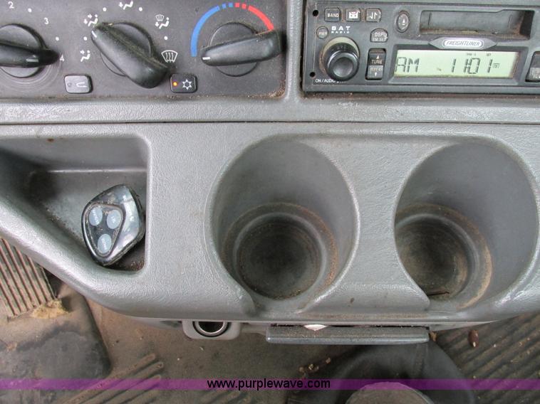 image for item I4239 2006 Freightliner Columbia 120 semi truck