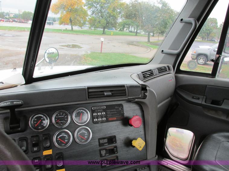 image for item I4239 2006 Freightliner Columbia 120 semi truck