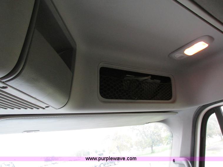 image for item I4239 2006 Freightliner Columbia 120 semi truck