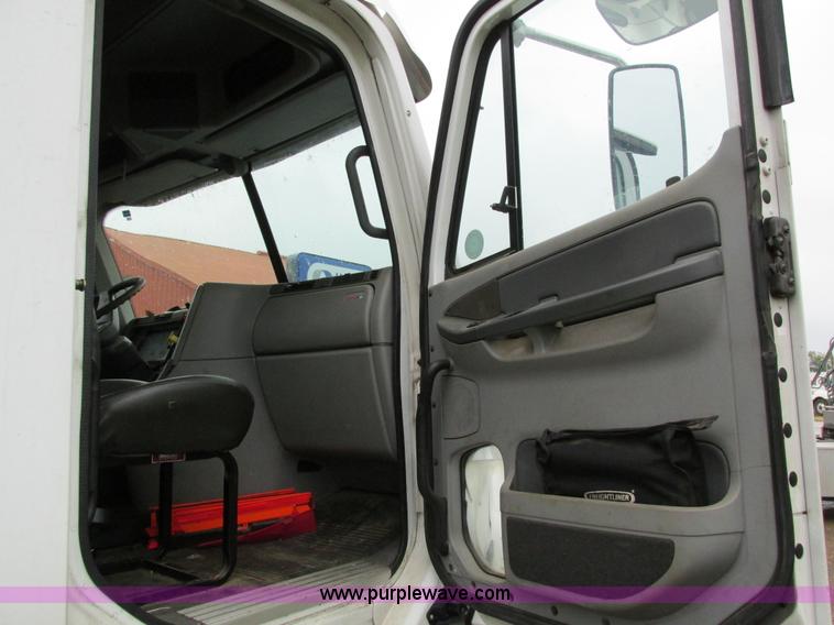 image for item I4239 2006 Freightliner Columbia 120 semi truck