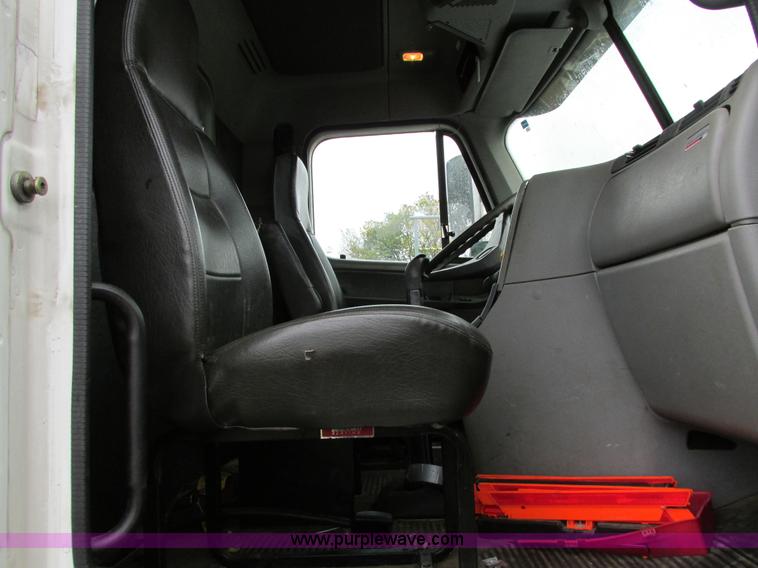 image for item I4239 2006 Freightliner Columbia 120 semi truck