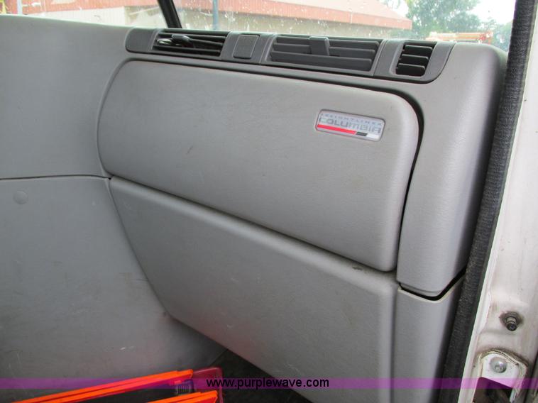 image for item I4239 2006 Freightliner Columbia 120 semi truck