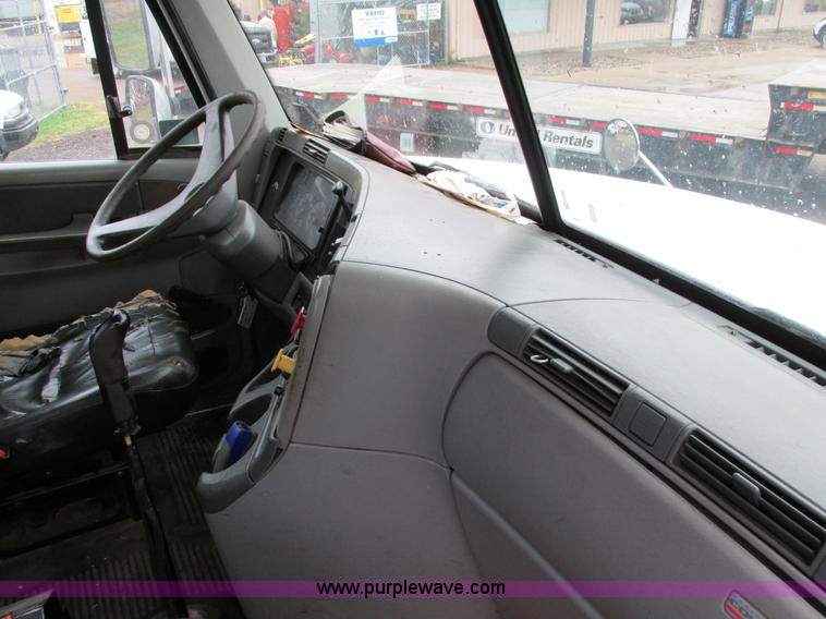 image for item I4239 2006 Freightliner Columbia 120 semi truck