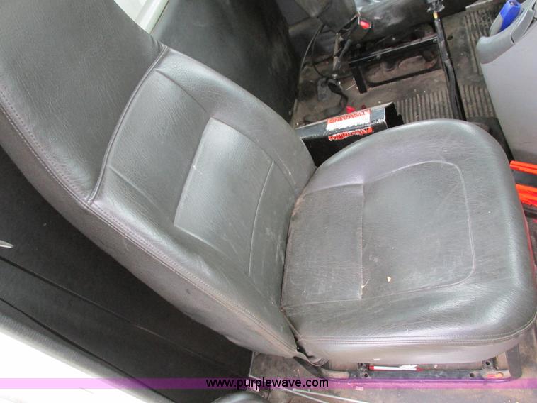 image for item I4239 2006 Freightliner Columbia 120 semi truck