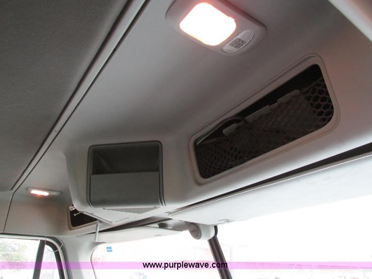 image for item I4239 2006 Freightliner Columbia 120 semi truck