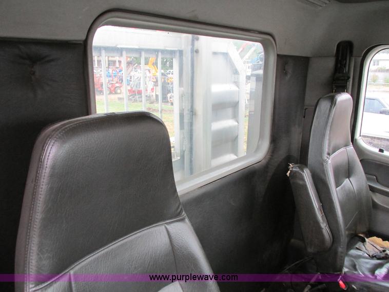 image for item I4239 2006 Freightliner Columbia 120 semi truck