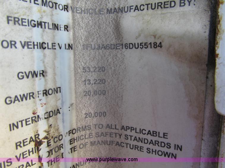 image for item I4239 2006 Freightliner Columbia 120 semi truck