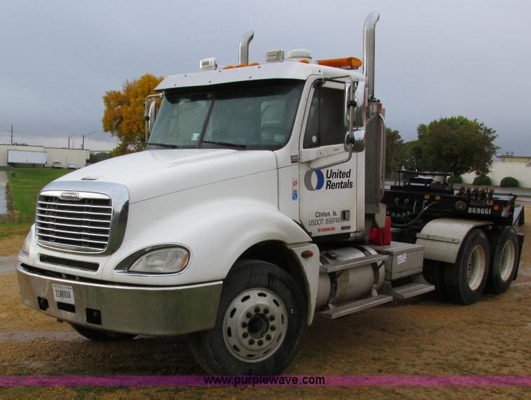 image for item I4240 2006 Freightliner Columbia 120 semi truck