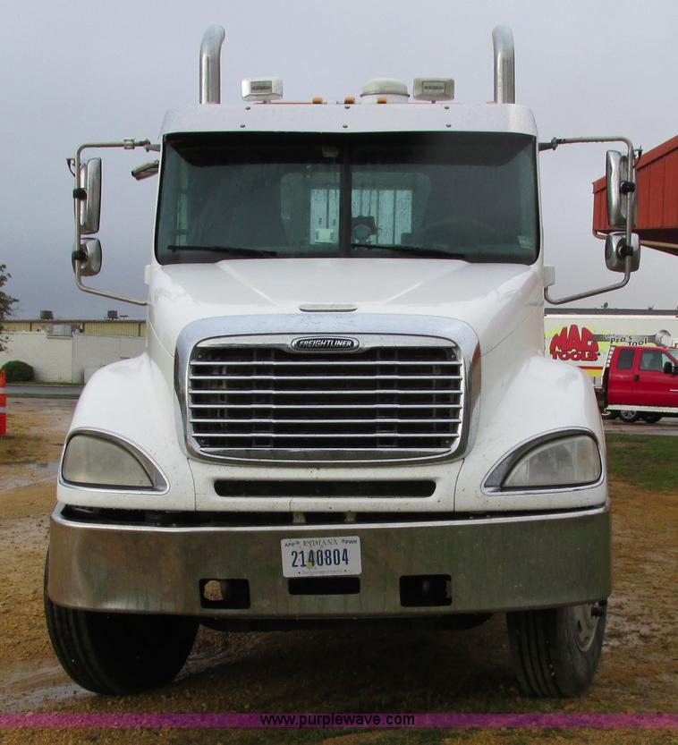 image for item I4240 2006 Freightliner Columbia 120 semi truck