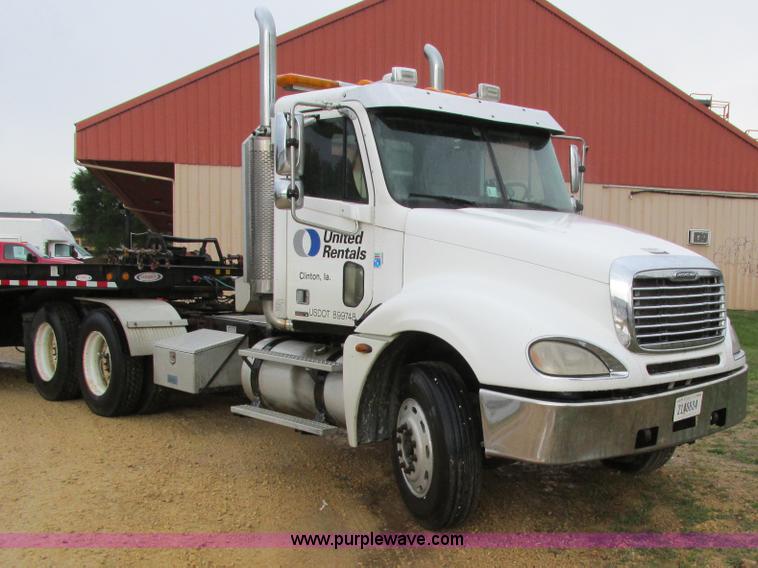 image for item I4240 2006 Freightliner Columbia 120 semi truck