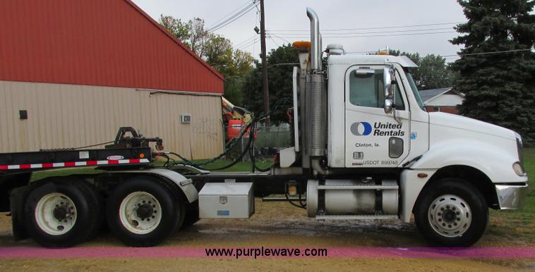 image for item I4240 2006 Freightliner Columbia 120 semi truck