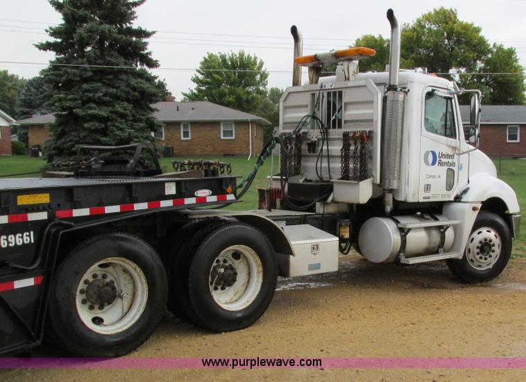 image for item I4240 2006 Freightliner Columbia 120 semi truck