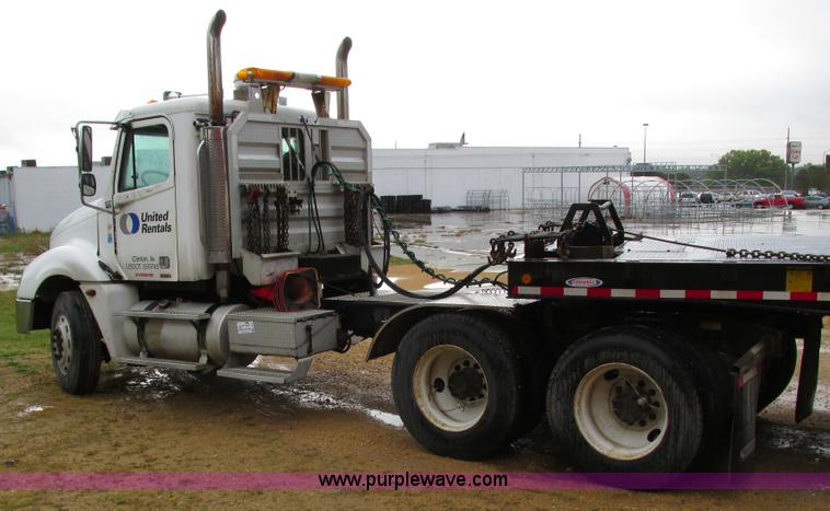 image for item I4240 2006 Freightliner Columbia 120 semi truck