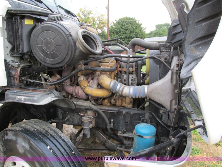 image for item I4240 2006 Freightliner Columbia 120 semi truck