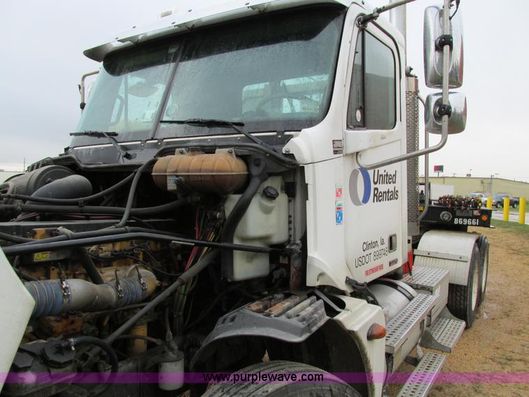 image for item I4240 2006 Freightliner Columbia 120 semi truck
