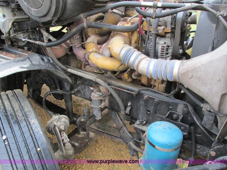 image for item I4240 2006 Freightliner Columbia 120 semi truck