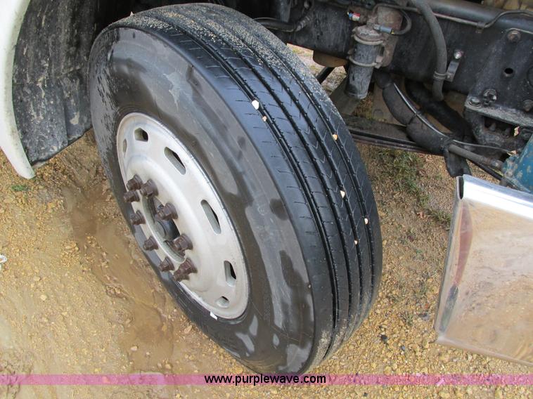 image for item I4240 2006 Freightliner Columbia 120 semi truck