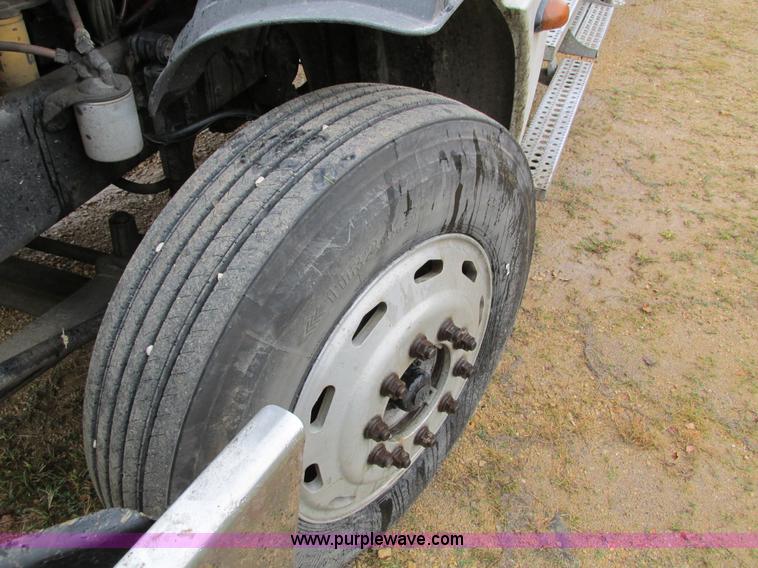 image for item I4240 2006 Freightliner Columbia 120 semi truck