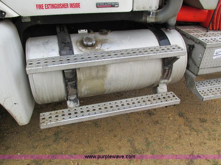 image for item I4240 2006 Freightliner Columbia 120 semi truck