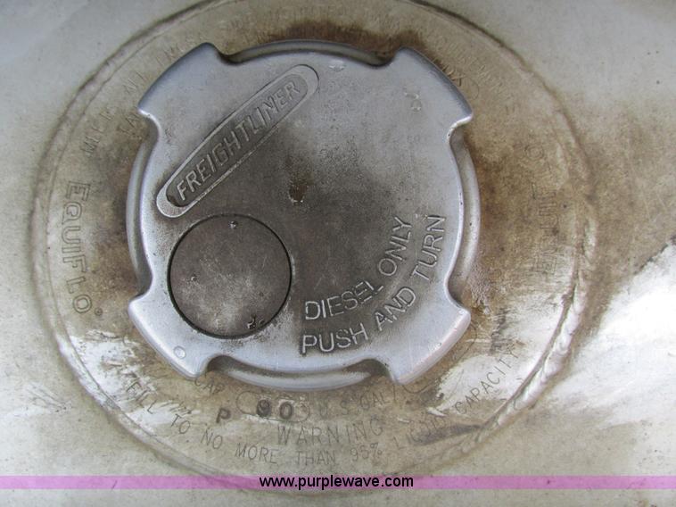 image for item I4240 2006 Freightliner Columbia 120 semi truck