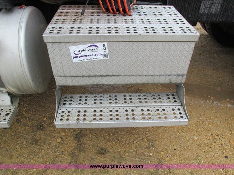 image for item I4240 2006 Freightliner Columbia 120 semi truck