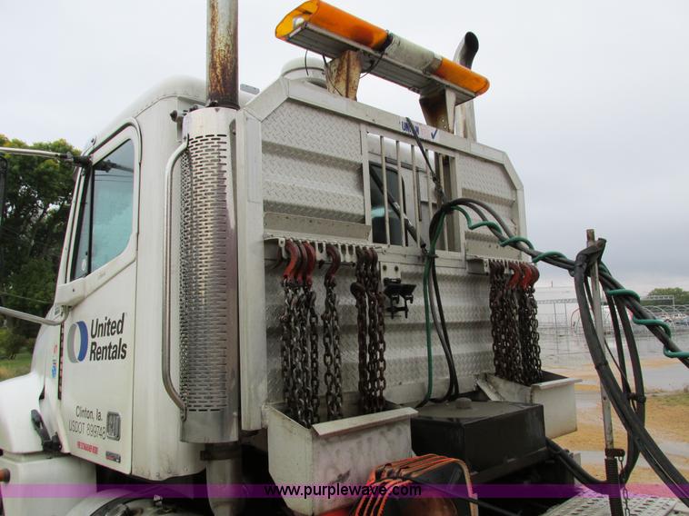 image for item I4240 2006 Freightliner Columbia 120 semi truck