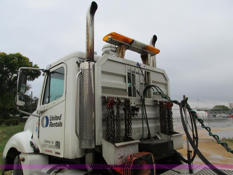 image for item I4240 2006 Freightliner Columbia 120 semi truck