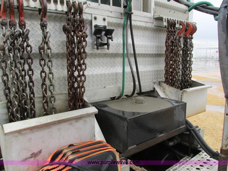 image for item I4240 2006 Freightliner Columbia 120 semi truck