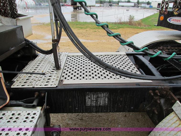 image for item I4240 2006 Freightliner Columbia 120 semi truck