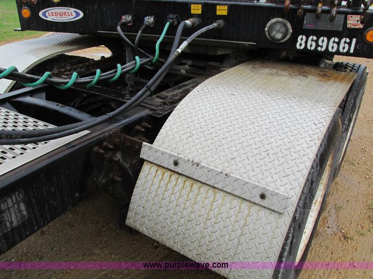 image for item I4240 2006 Freightliner Columbia 120 semi truck