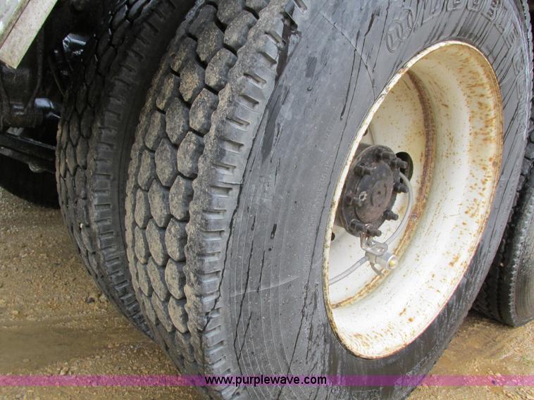 image for item I4240 2006 Freightliner Columbia 120 semi truck