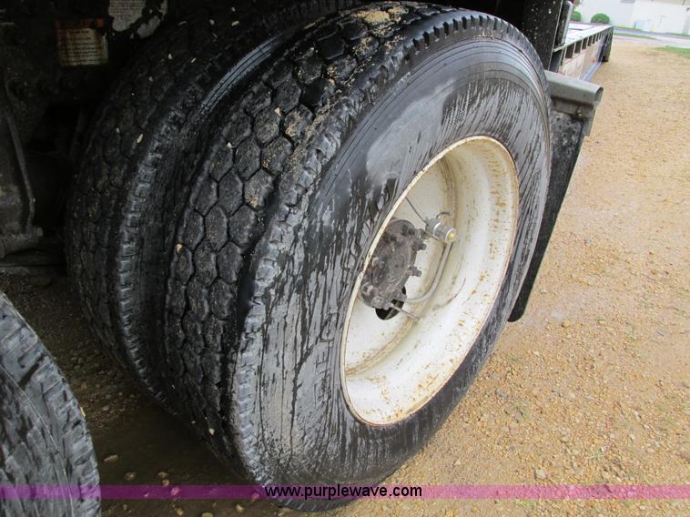 image for item I4240 2006 Freightliner Columbia 120 semi truck