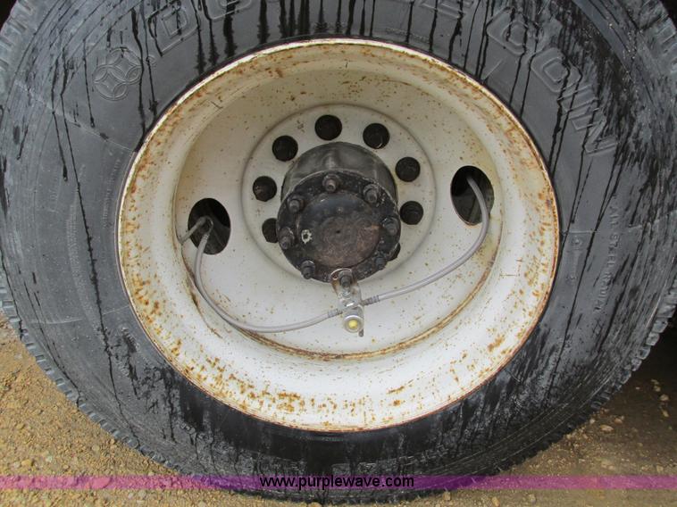 image for item I4240 2006 Freightliner Columbia 120 semi truck