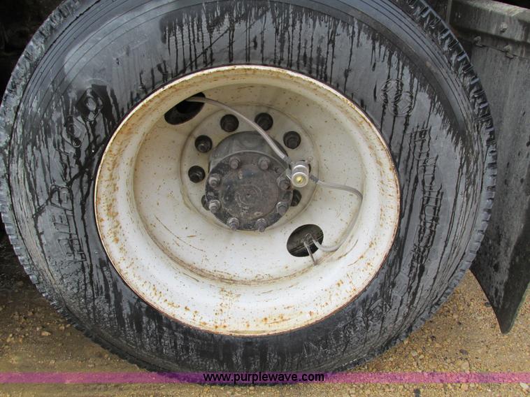 image for item I4240 2006 Freightliner Columbia 120 semi truck