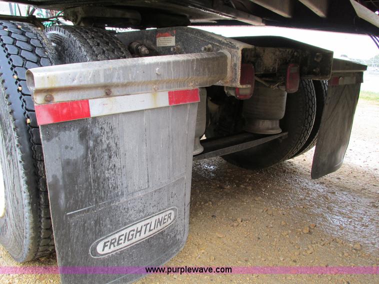 image for item I4240 2006 Freightliner Columbia 120 semi truck